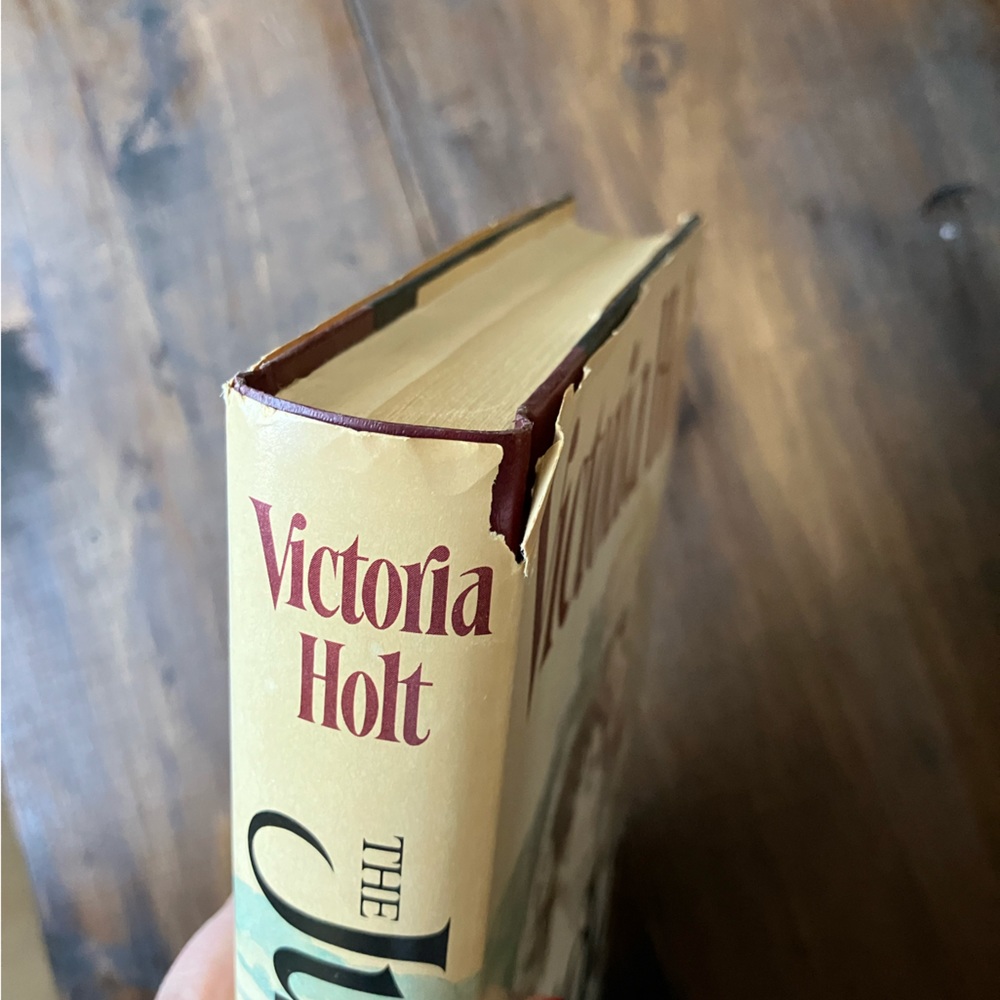The Judas Kiss by Victoria Holt - Vintage Book Club Edition Hardcover 1981 - Picture 3 of 16
